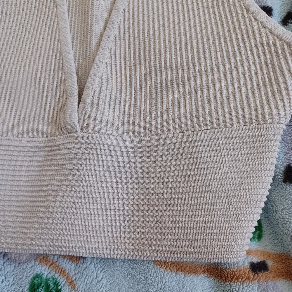 NWOT Aritzia Babaton Sculpt Knit Deep V Tank - Picture 9 of 12